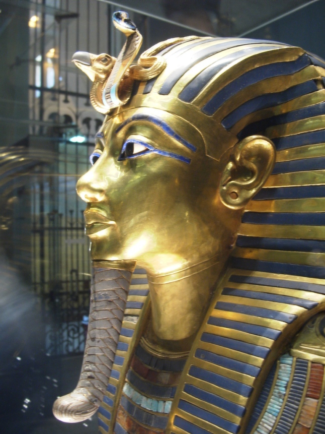 O uraeus em uma máscara mortuária de Tutancâmon